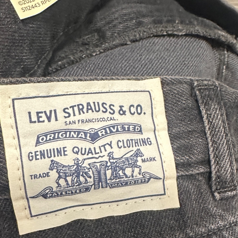 Levis - Picture 3 of 5